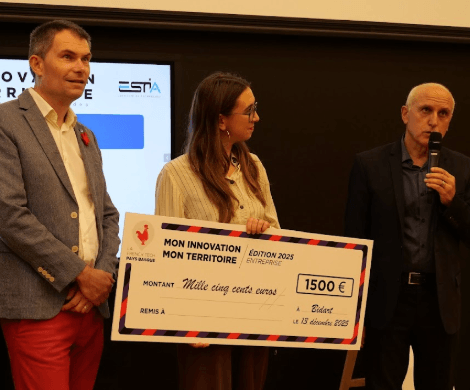 Moment collectif autour de tables : participants à un événement French Tech, ambiance professionnelle et conviviale.