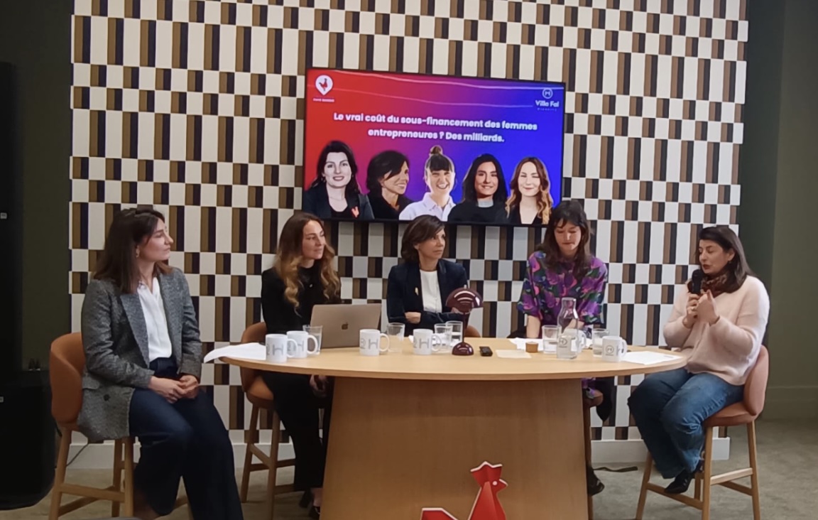 Table ronde French Tech : intervenantes en discussion autour d’un plateau, écran et identité La French Tech en arrière-plan.
